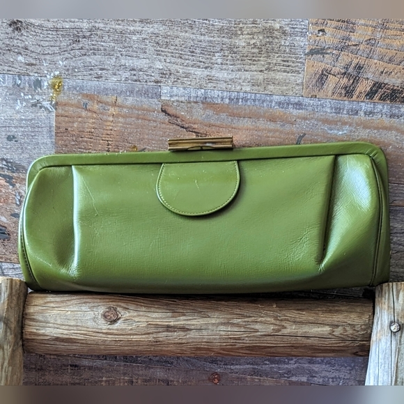 1960's Vintage Green Leather Clutch With Patina Metal Closure - Picture 1 of 13